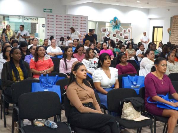 Parte de las enfermeras y enfermeros agasajados.