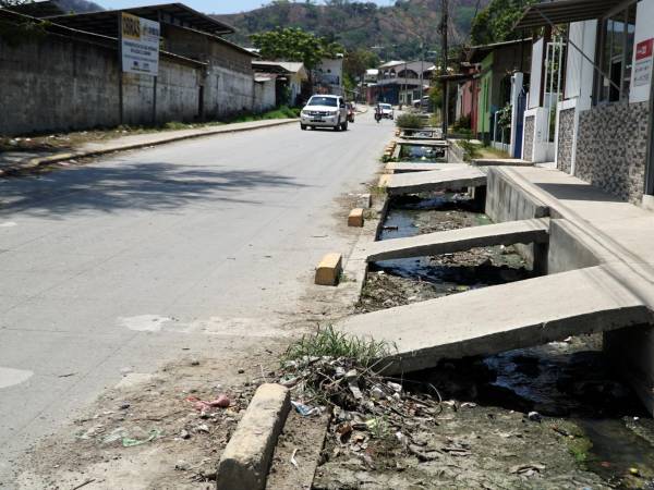 En aldea El Carmen, ubicada a 10 minutos de San Pedro Sula, las aguas negras de todas las viviendas fluyen a través de estos canales superficiales que están en los margenes de las calles que los alcaldes han pavimentado.