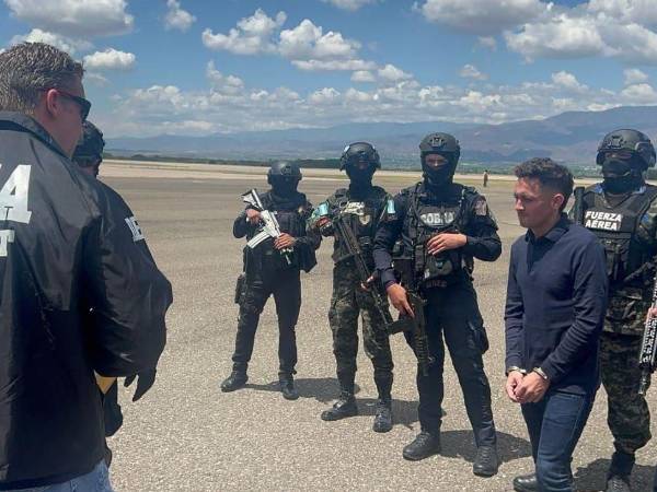 Jorge Luis Aguilar es resguardado por agentes de la DEA y de la Fuerza Aérea Hondureña.
