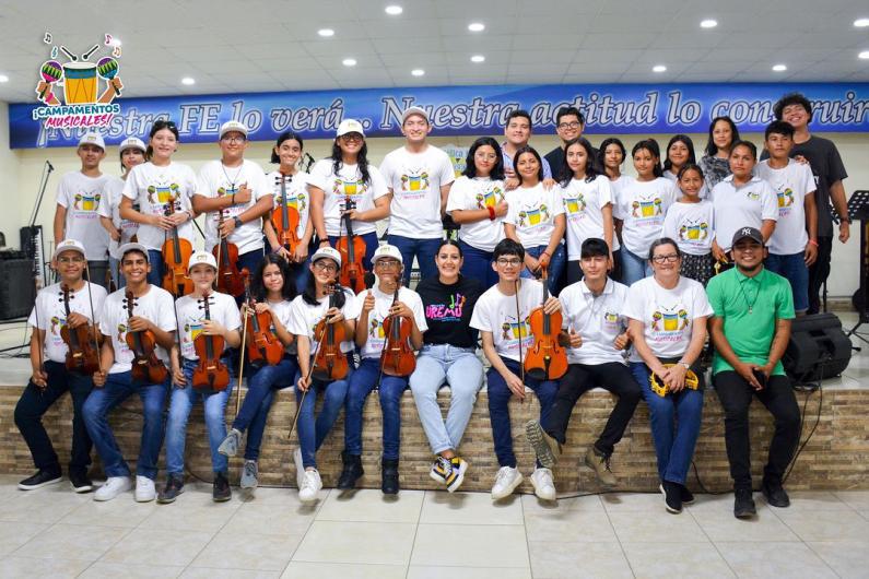 Los integrantes de Uremu son alumnos de excelencia, con la música expanden sus horizontes.