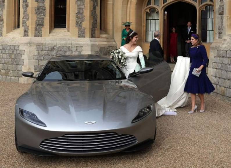 En un Aston Martin DB10 se transportó la pareja una vez convertidos en marido y mujer, quienes almorzaron en el Castillo de Windsor con sus invitados, pero luego abandonaron el lugar medieval en el espectacular coche.