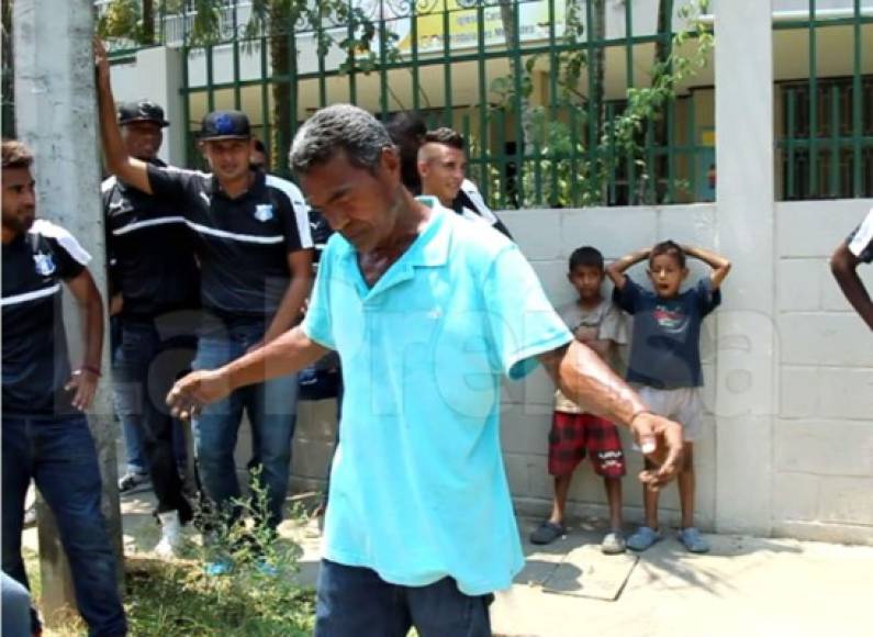 El ladrón pidió disculpas a los jugadores del Honduras Progreso. 'Pídale disculpas a su familia, que es a la que está avergonzando usted', le dijo el tico Roy Smith muy molesto.