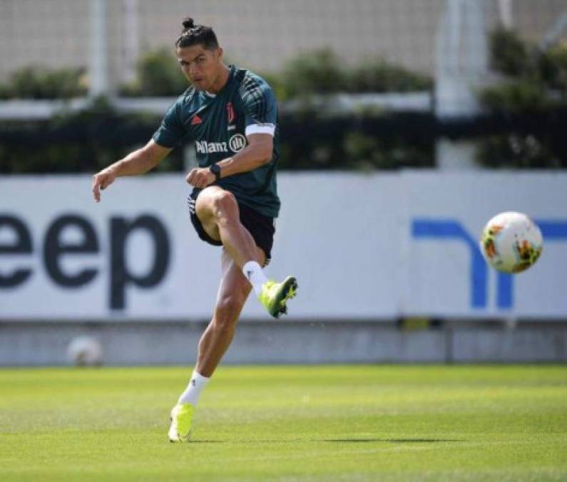 “Técnicamente, de hecho, Ronaldo pasó tres meses entrenando sin jugar, algo ideal para cultivar su cuerpo sin los microtraumas que casi siempre involucra un partido', informa la prensa italiana.