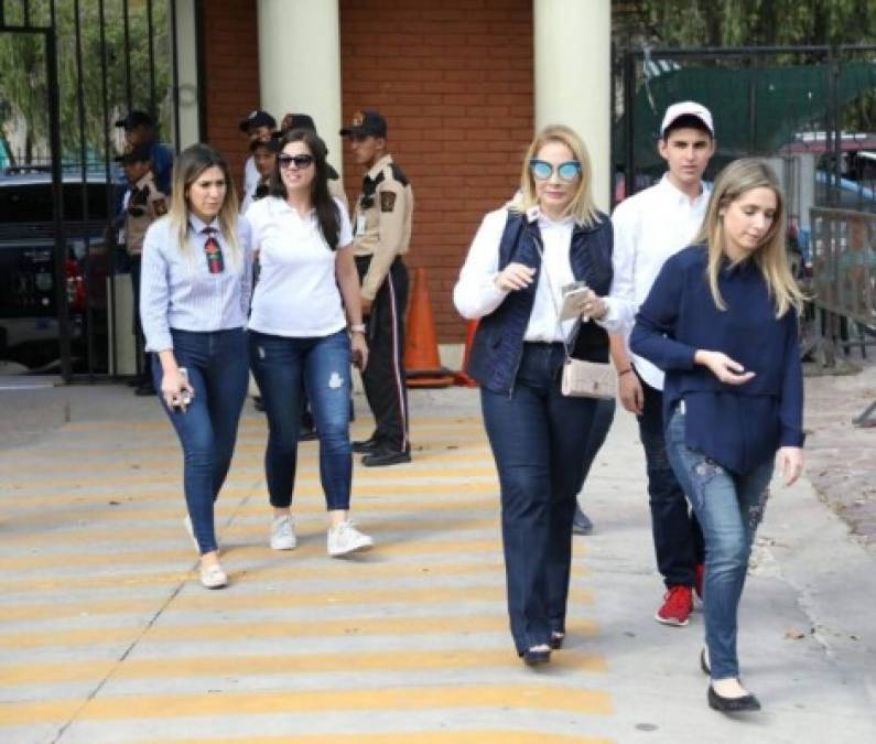 Tito Asfura, alcalde y candidato a la reelección a la alcaldía de Tegucigalpa, llegó a votar acompañado de su guapa familia.