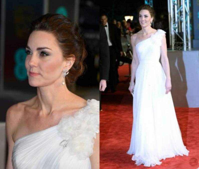 Para la ocasión especial, la duquesa de Cambridge se puso un hermoso vestido de Alexander McQueen en color blanco de un solo hombro que combinó con unos tacones plateados de Jimmy Choo y el pelo recogido hacia atrás. <br/><br/>Kate también parecía estar usando unos pendientes de perla que pertenecieron a la difunta princesa Diana.