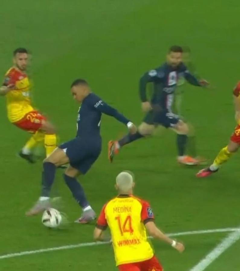 El momento del taconazo de Mbappé para asistir a Messi.