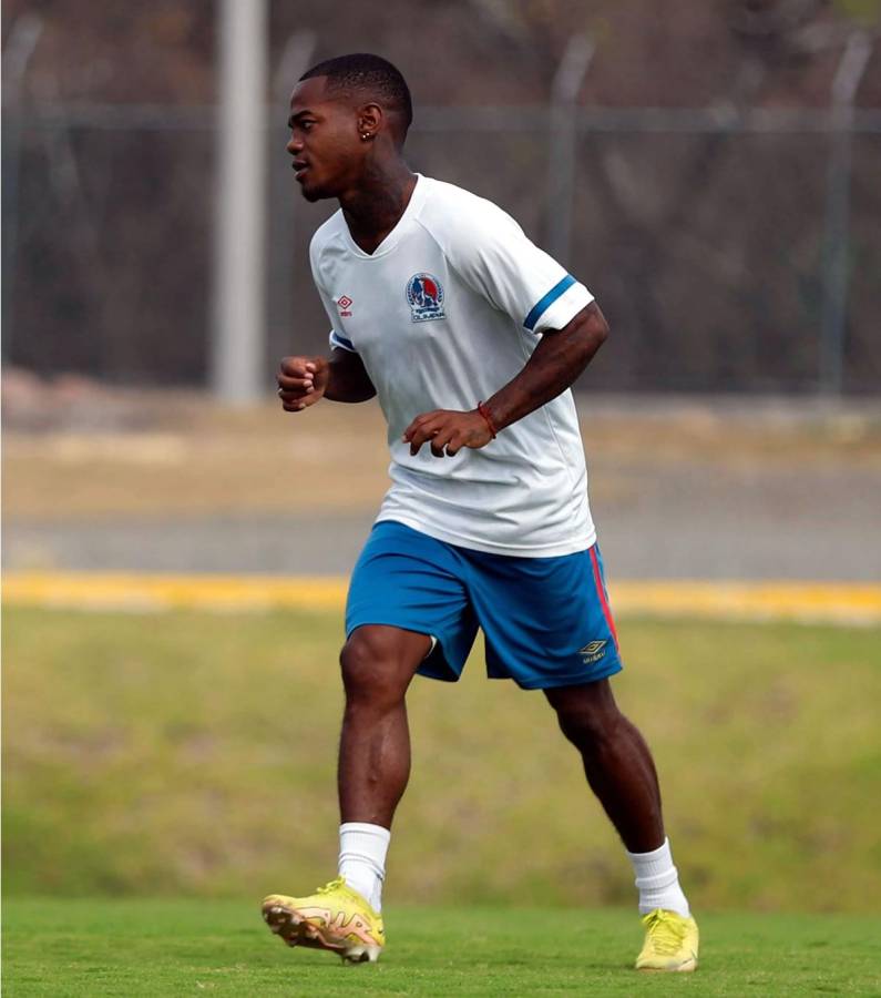 Edwin Solani Solano durante el entrenamiento de este viernes del Olimpia.