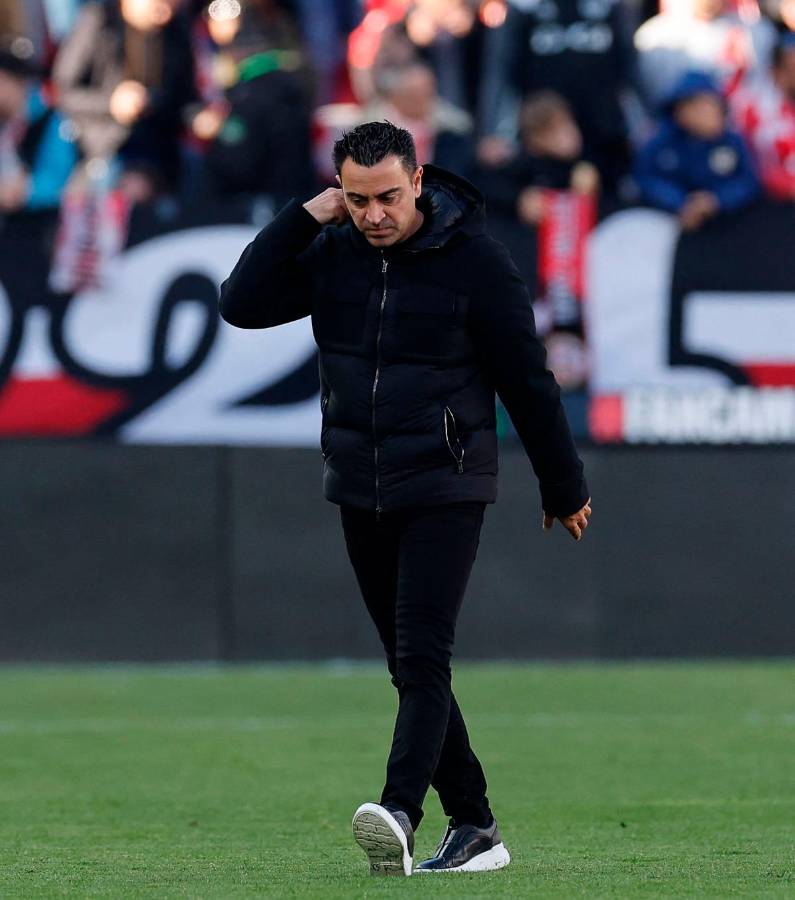 Xavi Hernández no estaba nada contento con el accionar de su equipo en el campo del Rayo Vallecano. Su rostro al medio tiempo lo dice todo.