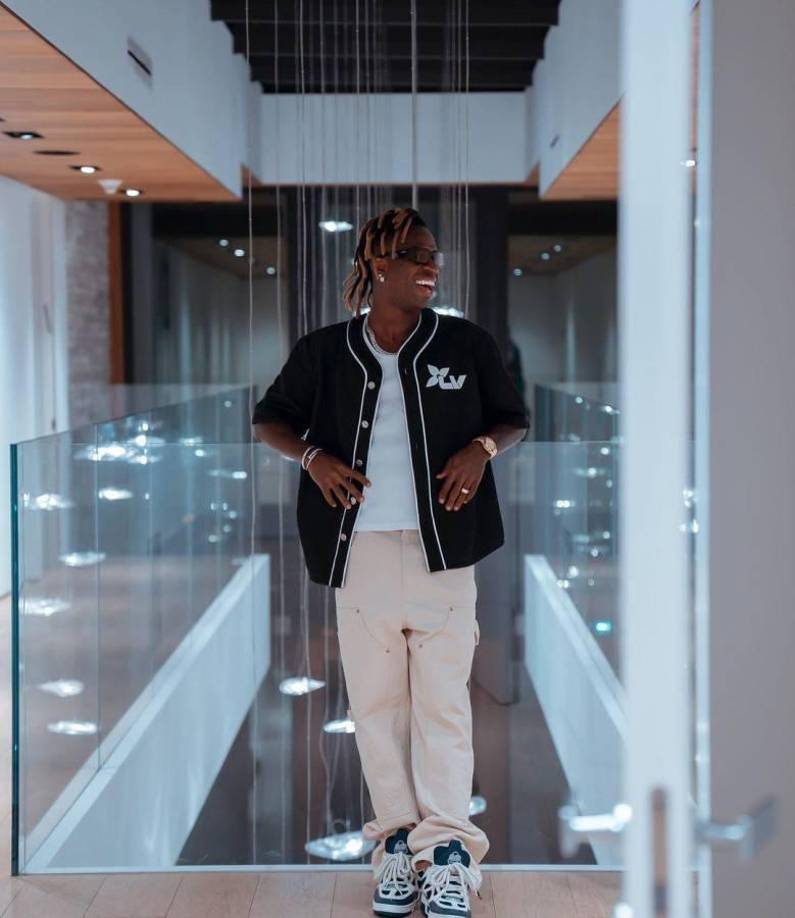 Vinicius ha podido disfrutar del periodo festival junto en compañía de sus amigos y personas más cercanas, sin embargo, sus seguidores se percataron de un detalle que lo colocó en el centro de los reflectores. 