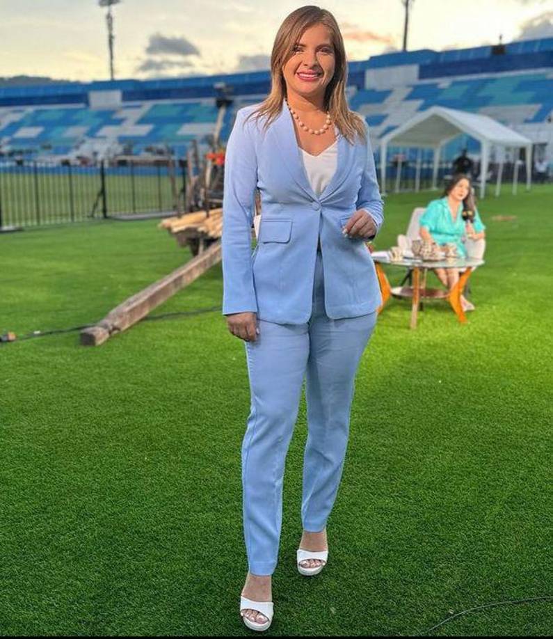 Cristina de Rodríguez de Canal 5 utiliza un hermoso traje color celeste y zapatos blancos. 
