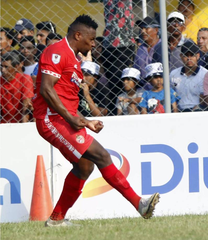 Jefferson Collazos - El delantero colombiano no continuaría en la Real Sociedad de Tocoa, ya que su nombre no aparece en la convocatoria para comenzar la pretemporada. El atacante marcó un gol en la gran final por el no descenso ante Honduras Progreso.