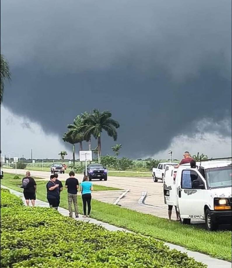 “Estos tornados de giro rápido muchas veces aparecen de repente, son muy peligrosos, porque pueden llegar fácilmente a generar vientos de 148 kilómetros por hora, causando gran destrucción”, dijo Jennifer Collins, investigadora de huracanes y profesora de Geociencias en la South Florida University.
