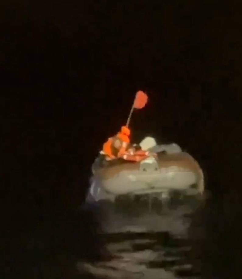 El sobreviviente explicó que tras la falla del motor en el bote, él y sus familiares intentaron resistir mientras esperaban un rescate. Lamentablemente, ellos no lograron sobrevivir. Mikhail, aferrado a la esperanza de ser encontrado, ató los cuerpos al bote y continuó a la deriva.