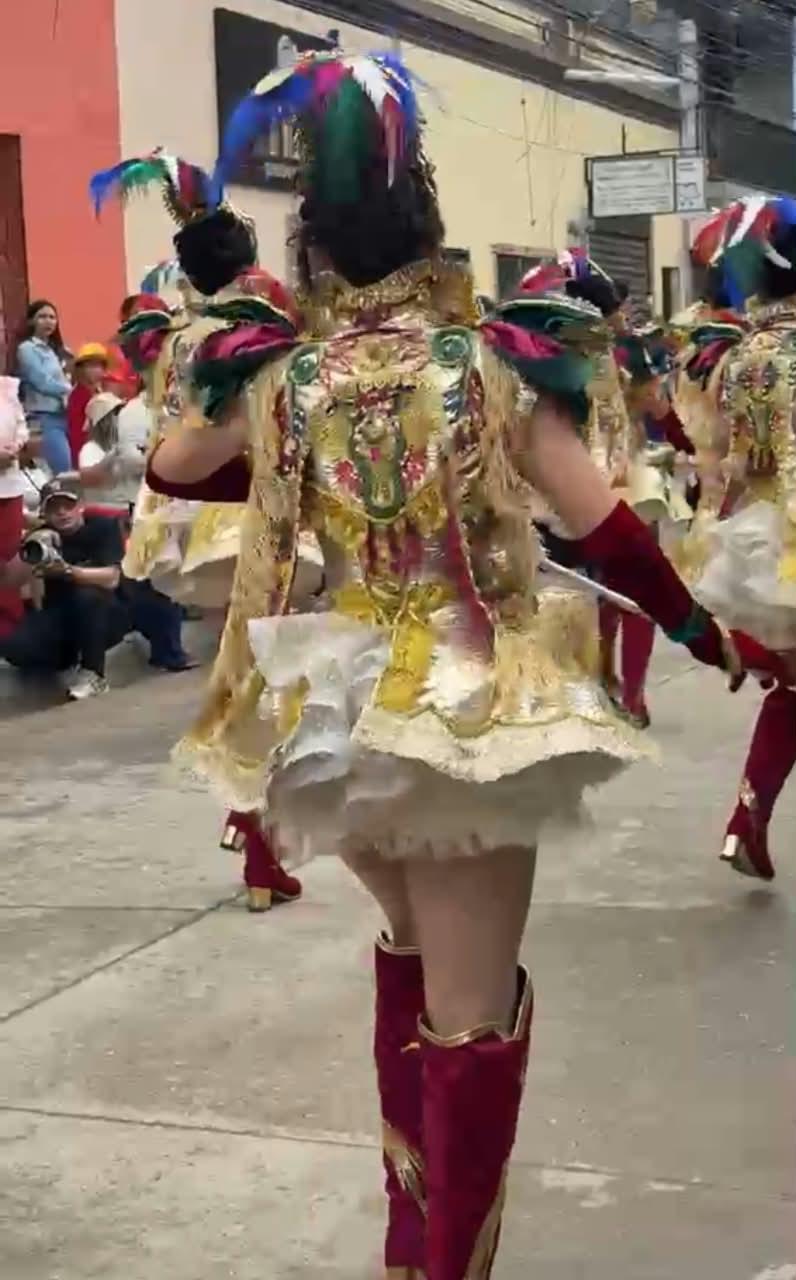 Elegancia y tradición en el desfile de las palillonas del Instituto Cosme García