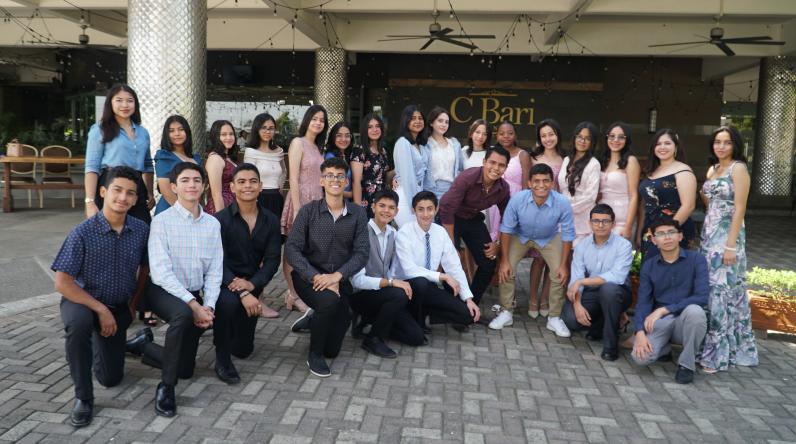Los estudiantes juniors acompañaron a los seniors en el desayuno.