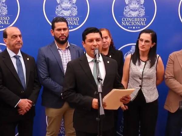 El diputado Roberto Cosenza, presidente de la Comisión de Salud, entregó a las autoridades de la Secretaría de Salud (<b>Sesal</b>) el Reglamento de la Ley de Medidas Excepcionales para la Atención Prioritaria.