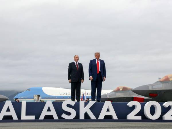 El presidente de Estados Unidos, Donald Trump ,recibió a su homólogo ruso, Vladímir Putin, con un espectacular despliegue militar en Alaska.