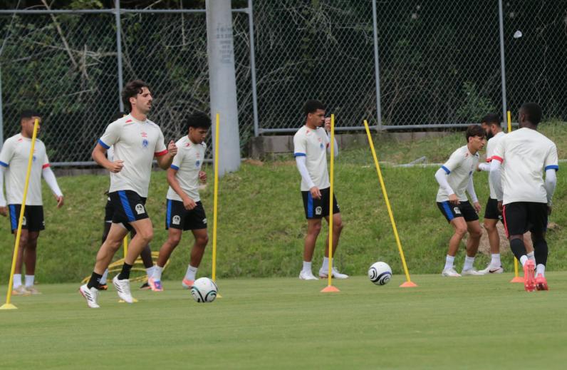 Alerta en Olimpia: Tres jugadores encienden las alarmas en entreno