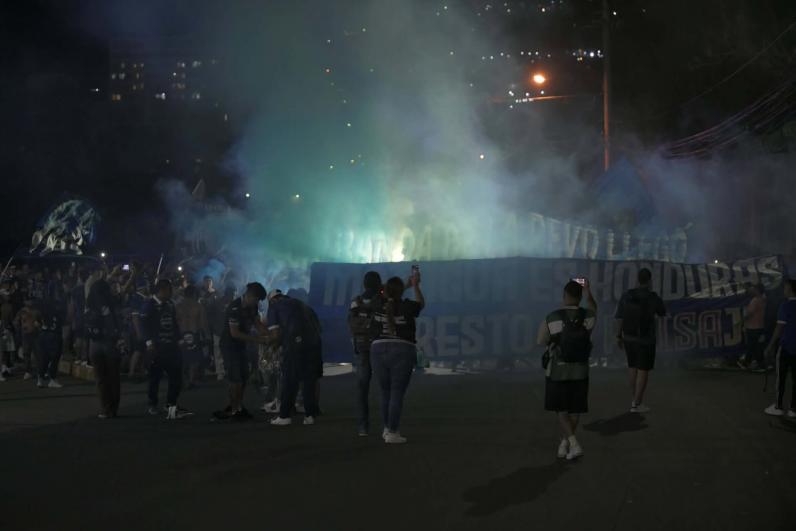 ¡Locura azul! Bellas chicas y una marea de aficionados del Alianza