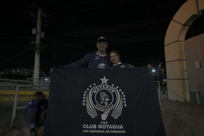 ¡Locura azul! Bellas chicas y una marea de aficionados del Alianza