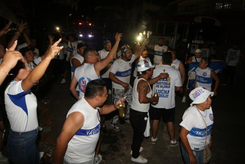 ¡Locura azul! Bellas chicas y una marea de aficionados del Alianza