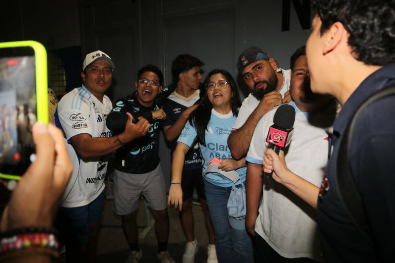 ¡Locura azul! Bellas chicas y una marea de aficionados del Alianza