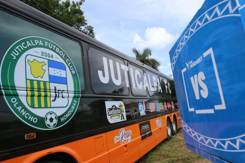 La misteriosa pelirroja y la bella colocha roban miradas en el Juticalpa-Motagua