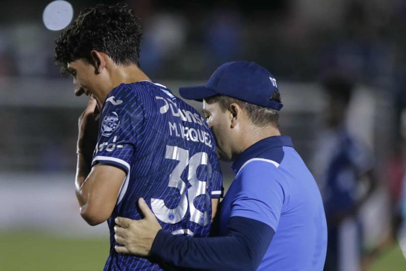 Motagua festeja, show de 'Firulais', jugador llora y Mathías falló en Choloma