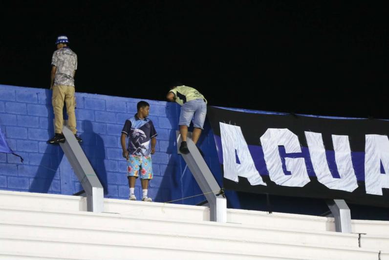 ¡Locura azul! Bellas chicas y una marea de aficionados del Alianza