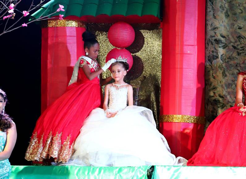 La Reina de la Feria Infantil Leticia Duarte siendo coronada.