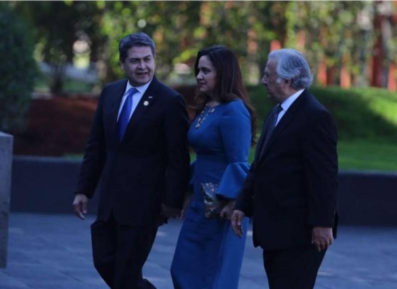 El mandatario hondureño Juan Orlando Henández junto a la primera dama Ana de Hernández, a su llegada a la toma de posesión de Andrés Manuel López Obrador (AMLO).