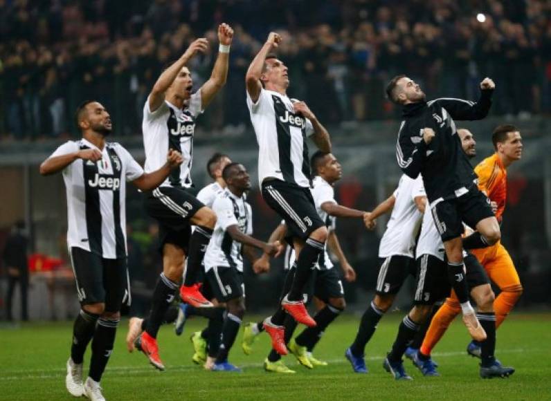 Los jugadores de la Juventus celebrarón la victoria al final del partido con los aficionados juventinos que llegaron a San Siro. Foto @JuventusFC