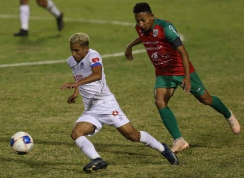 José Mario Pinto conduce la pelota mientras es seguido por Allan Banegas.