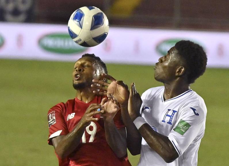 Wesly Decas también debutó de titular. El lateral hondureño disputando el balón con el panameño Alberto Quintero.