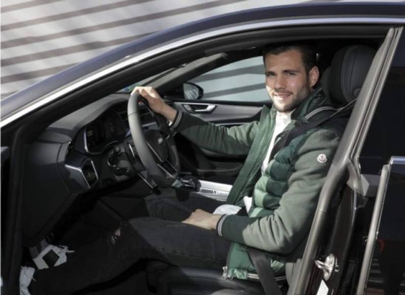 Nacho Fernández eligió el modelo A7 Sportback 50 TDI quattro tiptronic en color negro mitos con un precio de 78085 euros.