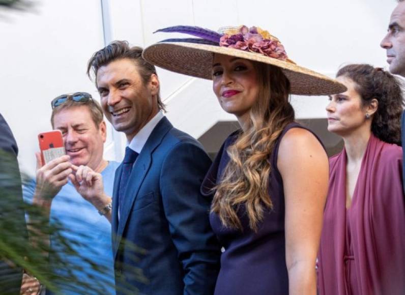 El tenista español se casó este sábado en una ceremonia blindada tras un fortaleza en Mallorca, las pocas imágenes tomadas revelan quienes son las celebridades que llegaron al enlace.