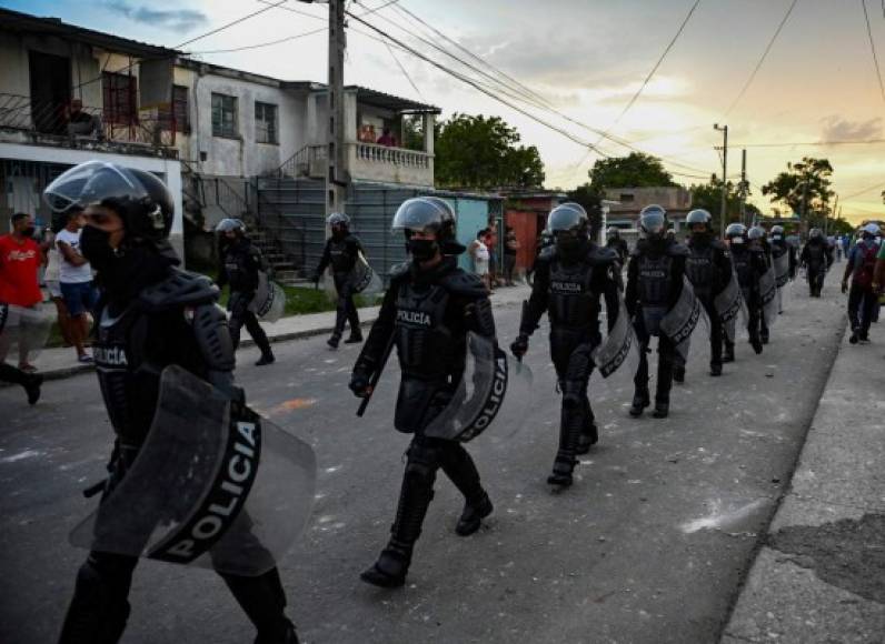 El Gobierno de Cuba desplegó el temible escuadrón de boinas negras para evitar nuevas manifestaciones en las principales ciudades.