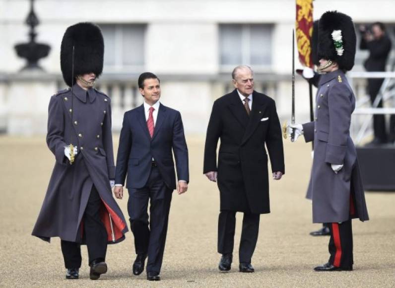 Peña Nieto, pasa revista a las tropas de la Guardia de Honor escoltado por el príncipe Felipe, duque de Edimburgo, en el Palacio de Westminster de Londres.