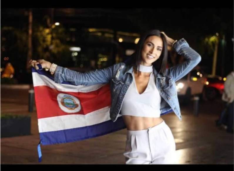 Ella es Karina Ramos Leitón, sexy presentadora costarricense. También es locutora.