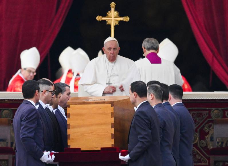 El pedido del papa argentino fue lanzado ante el sencillo ataúd de madera donde yacía el cuerpo de Joseph Ratzinger, con encima una copia de los Evangelios y colocado en el atrio de la basílica.