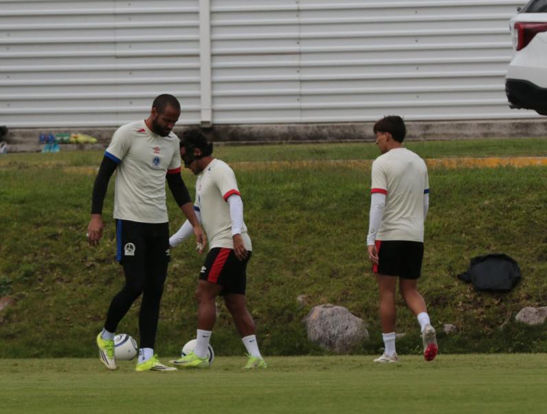 Alerta en Olimpia: Tres jugadores encienden las alarmas en entreno