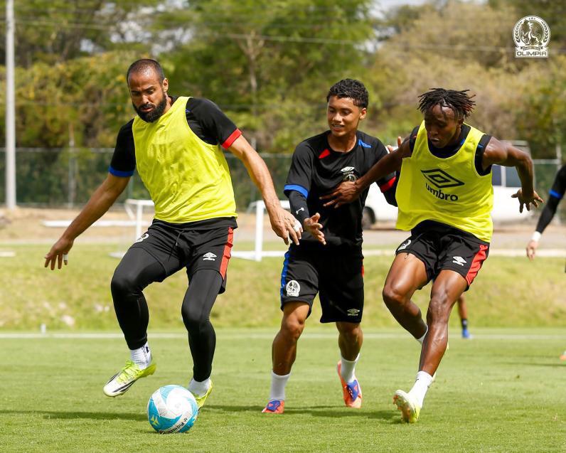 Alerta en Olimpia: Tres jugadores encienden las alarmas en entreno