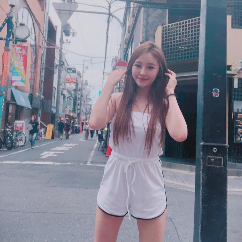 Modelo es hallada sin vida en una bañera; famoso cantante es sospechoso