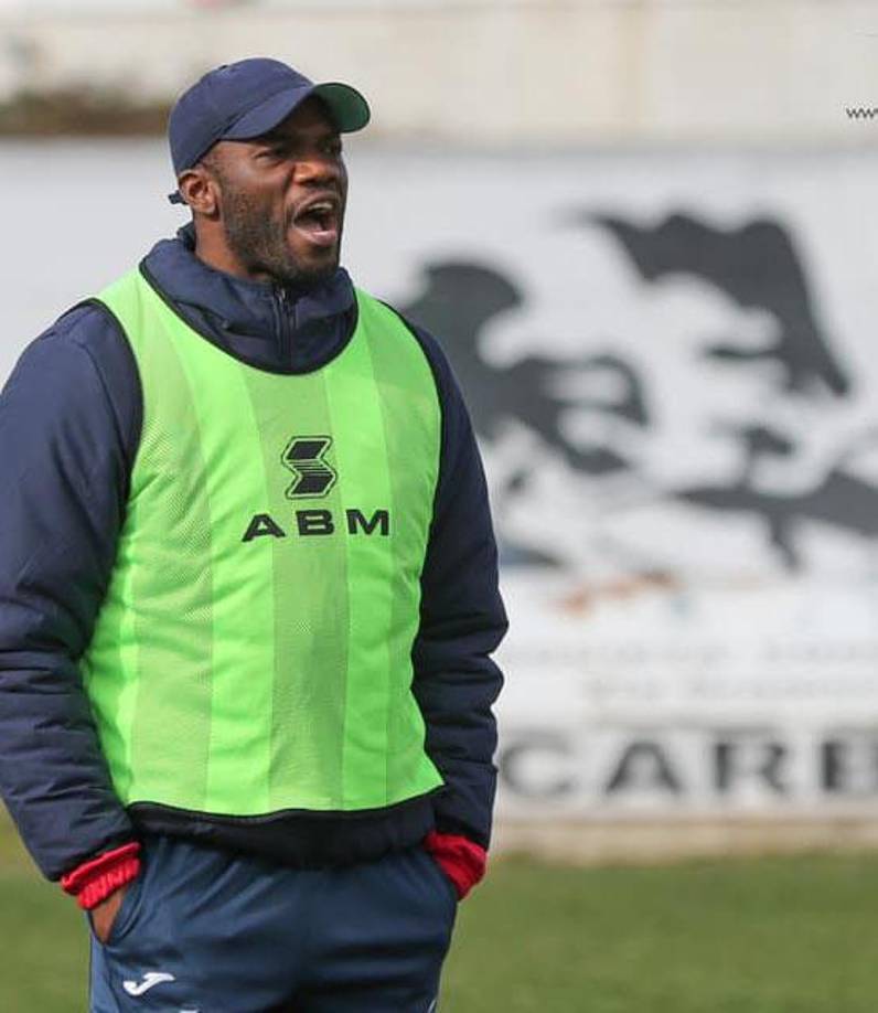 Tras ser separado del banquillo del Carbonia Calcio de la cuarta división de Italia, David Suazo está a la espera de poder encontrar a otro club para dirigirlo: “Él está esperando una oportunidad, ojalá que la próxima semana se le pueda dar, siempre en Italia, tal vez en un equipo de tercera”, reveló Nicolás Suazo, hermano de “La Pantera”.