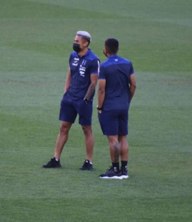 Andy Najar y Bryan Moya dialogando en la cancha del estadio del Toronto FC de la MLS.