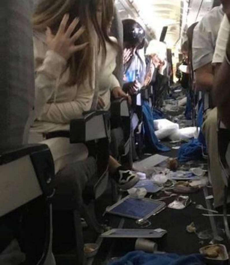 Nueve pasajeros tuvieron que ser atendidos y otros tres debieron ser trasladados a un hospital después de que el vuelo AR1133, procedente del Aeropuerto Internacional Adolfo Suárez (Barajas, Madrid), sufriera “una turbulencia severa sobre el océano Atlántico a la altura de Brasil”, según indicó la aerolínea en un comunicado.