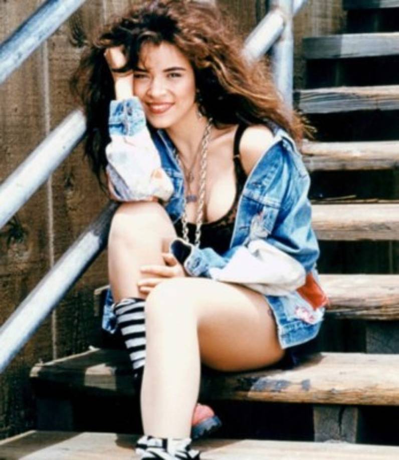 Desde el inicio de su carrera la mexicana sobresalió por su deshinibida personalidad y fue en 1985 que se mudó a la Ciudad de México para comenzar su carrera artística en el grupo Boquitas Pintadas. Cuatro años más tarde, publicó su álbum debut como solista, ...Qué hago aquí? , distribuido por BMG Ariola.