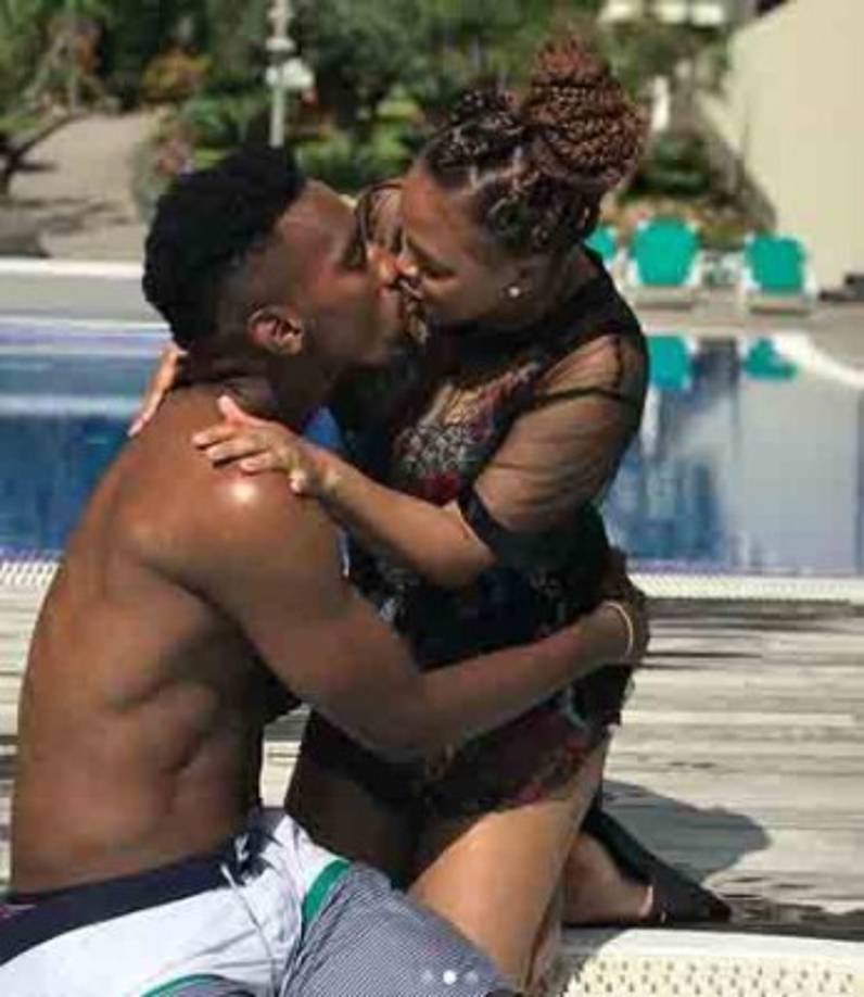 Bryan Róchez: El delantero hondureño milita en el Nacional de Portugal y disfrutó del parón de clubes para estar con su esposa.