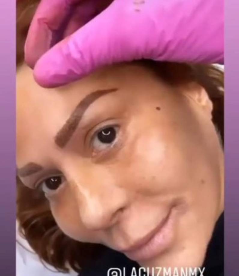 Guzmán optó por tatuarse las cejas, intervención que hizo de manos de la profesional Clara. La doctora publicó el resultado en sus redes y las críticas se avalancharon sobre la cantante, se hicieron miles de memes.
