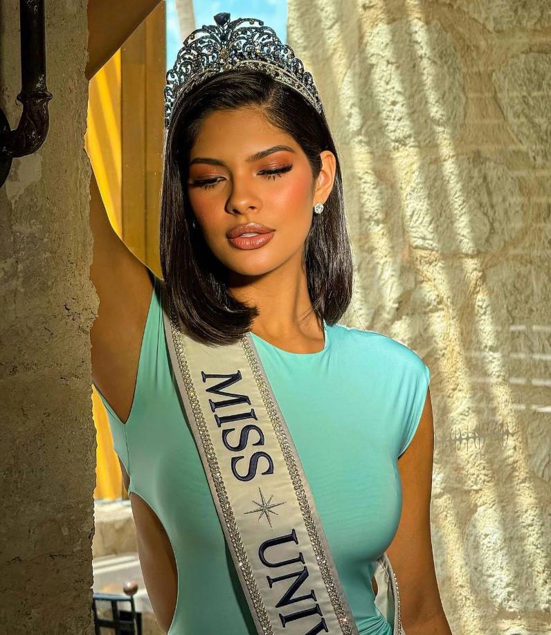 La nicaragüense contestó la pregunta del académico Julio: ¿Cómo maneja las crisis de ansiedad?. Su respuesta fue que ella sí sufre de ansiedad, pero que carga varios anillos en sus manos para controlar un poco la situación sin perder el horizonte de lo que está realizando.